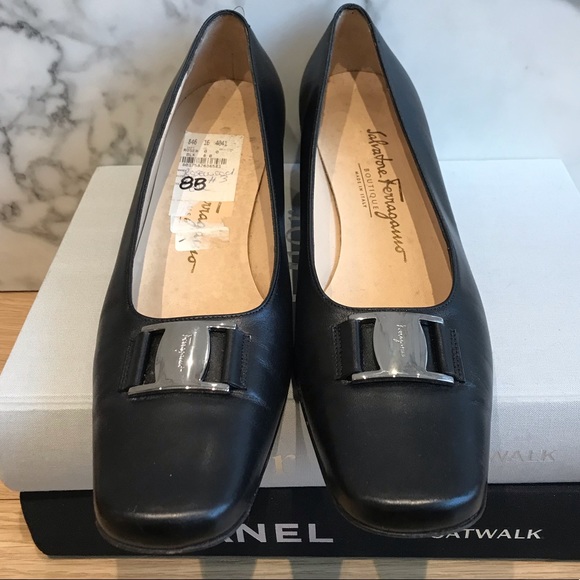 Vintage Ferragamo heels 🔥🖤 - Picture 2 of 8